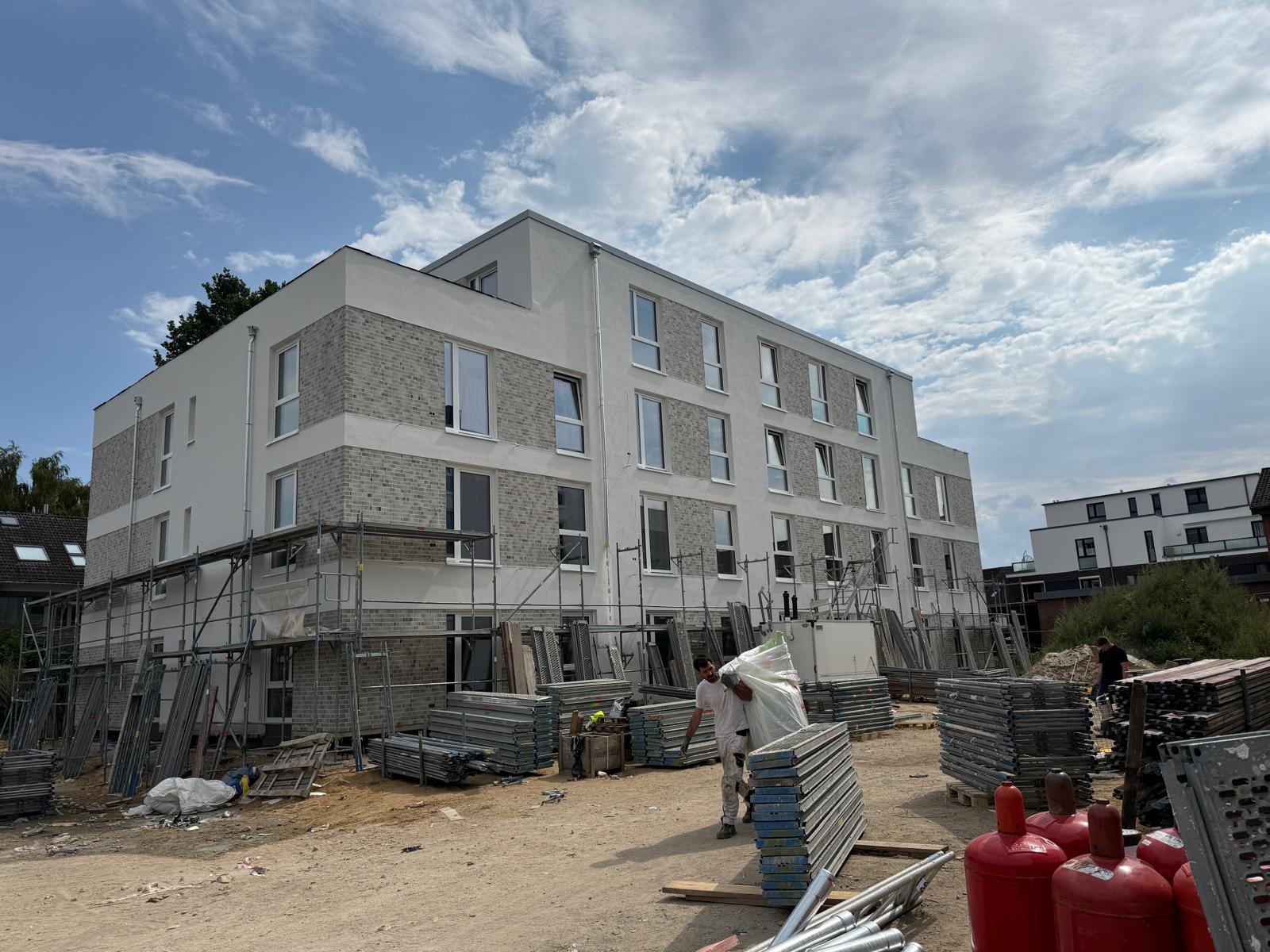 Neubau mit Wärmedämmverbundsystem und Gerüst auf der Baustelle